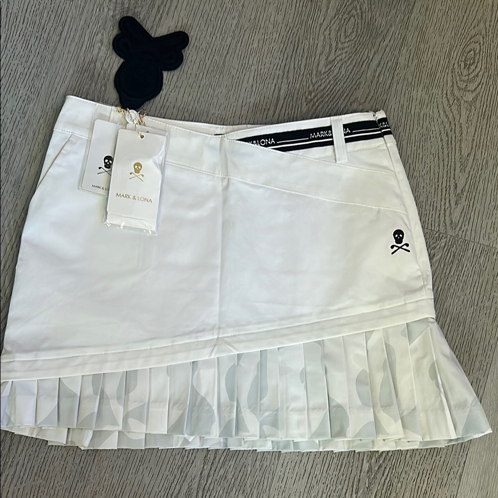 Mark&Lona White Pleated Women's Skirt Brand New Size Small